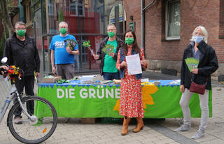 Grünes Team am Wahlstand