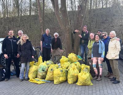 Müllsammlung an der S-Bahnhaltestelle Westerfilde